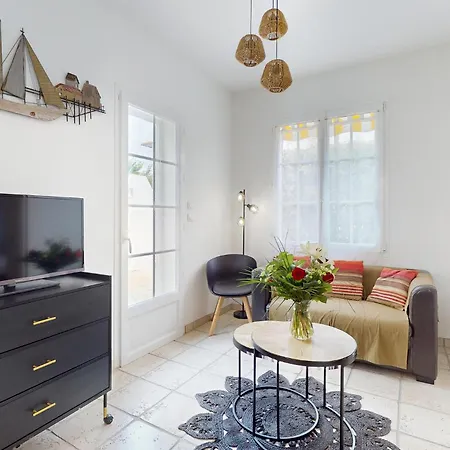 2 Bedroom Nice Home In Royan בית נופש
