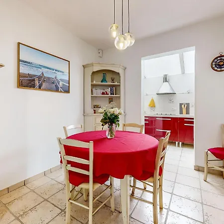2 Bedroom Nice Home In Royan רויאן