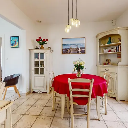 2 Bedroom Gorgeous In Royan
