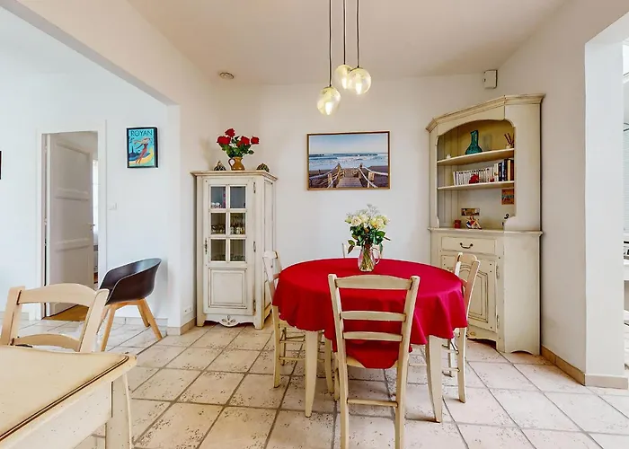 2 Bedroom Gorgeous In Royan
